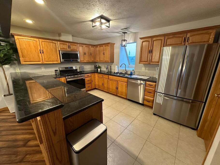 Inviting 3 Bed 2.5 Bath Townhome In Wadsworth Exterior photo