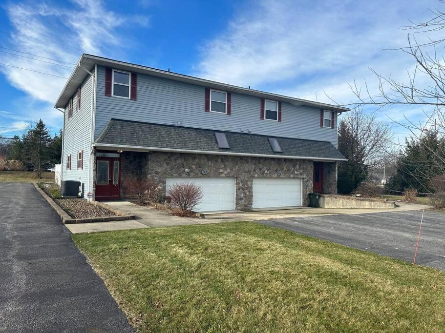 Inviting 3 Bed 2.5 Bath Townhome In Wadsworth Exterior photo